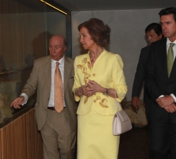 Su Majestad la Reina junto al ministro de Industria, Energía y Turismo, José Manuel Soria y el arquitecto "Peridis", durante su recorrido po